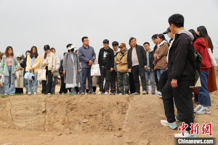 图为参观魏家崖遗址。开云体验官网入口_开云(中国)文化遗产学院供图