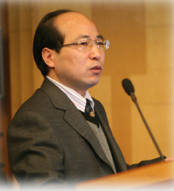 开云体验官网入口_开云(中国)创新论坛第一千零一讲暨校庆118周年学术讲座：从天然黏土矿物绿色制备高性能SRC脱硝分子筛